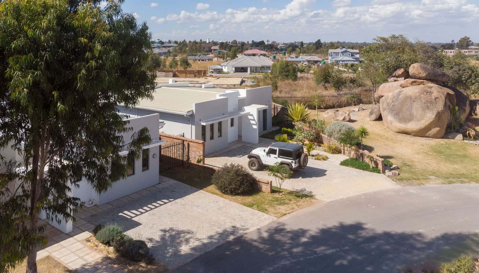 Modern minimalist house in Sunbird cluster house development in Arlington Harare. Simple elegant house design by Harare architect