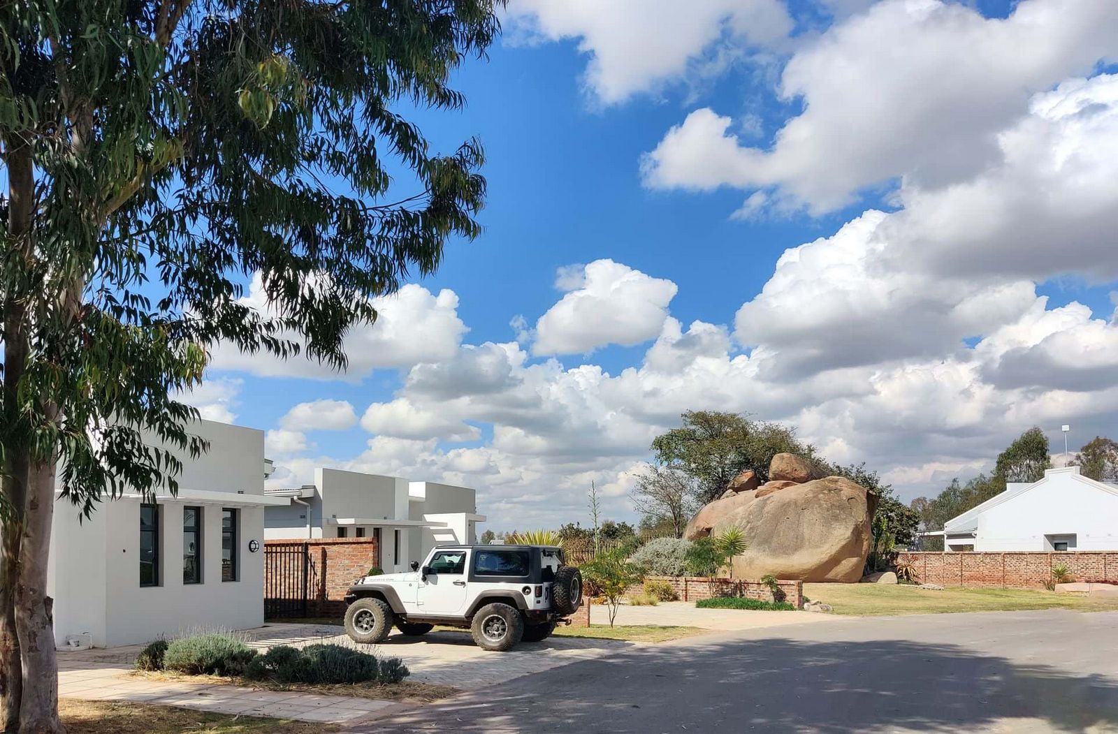 Modern minimalist house in Sunbird housing development in Arlington Harare. Simple elegant house design by Harare architect