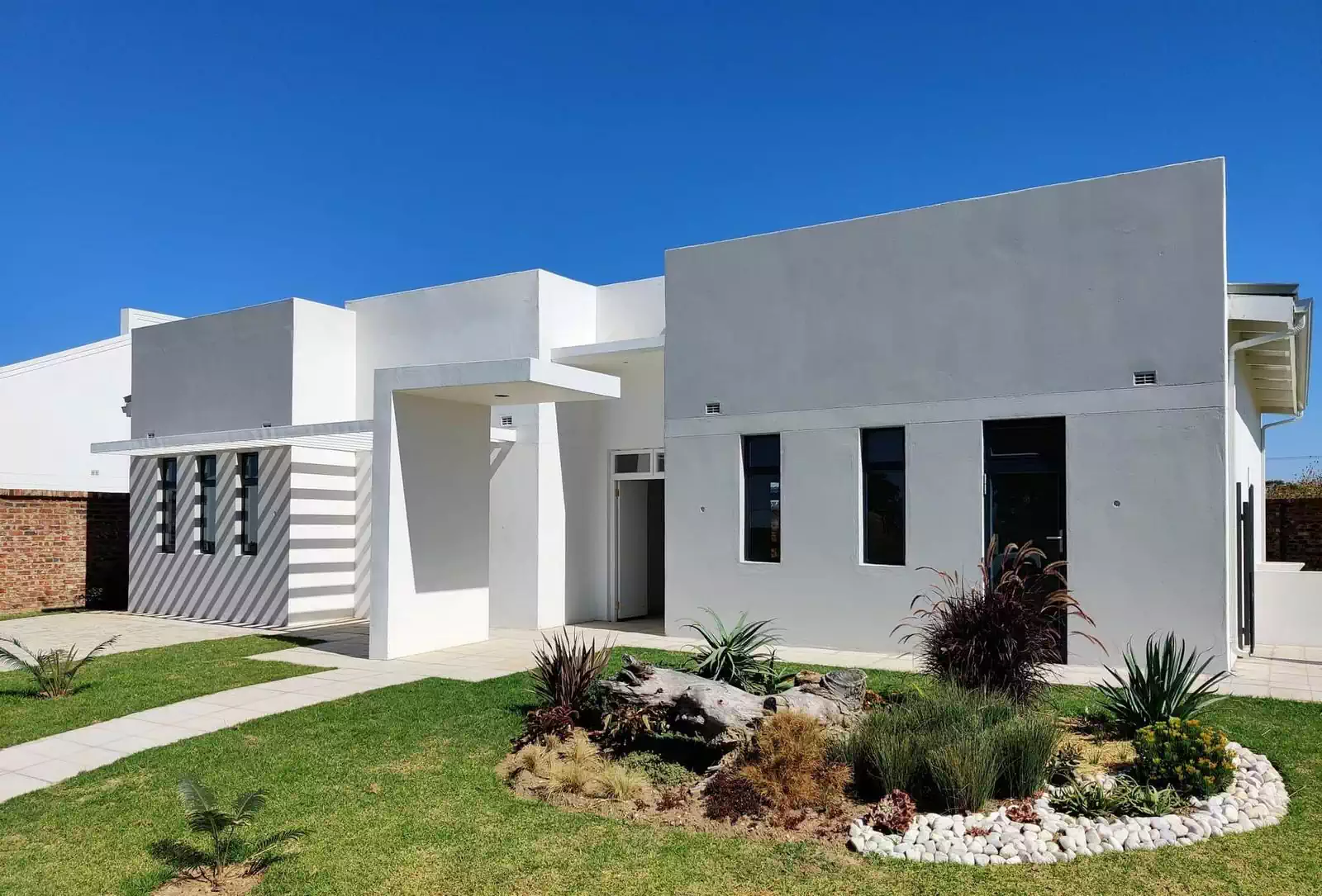 Modern cluster house in Sunbird housing development in Arlington Harare. Simple elegant modern home design by Harare architect