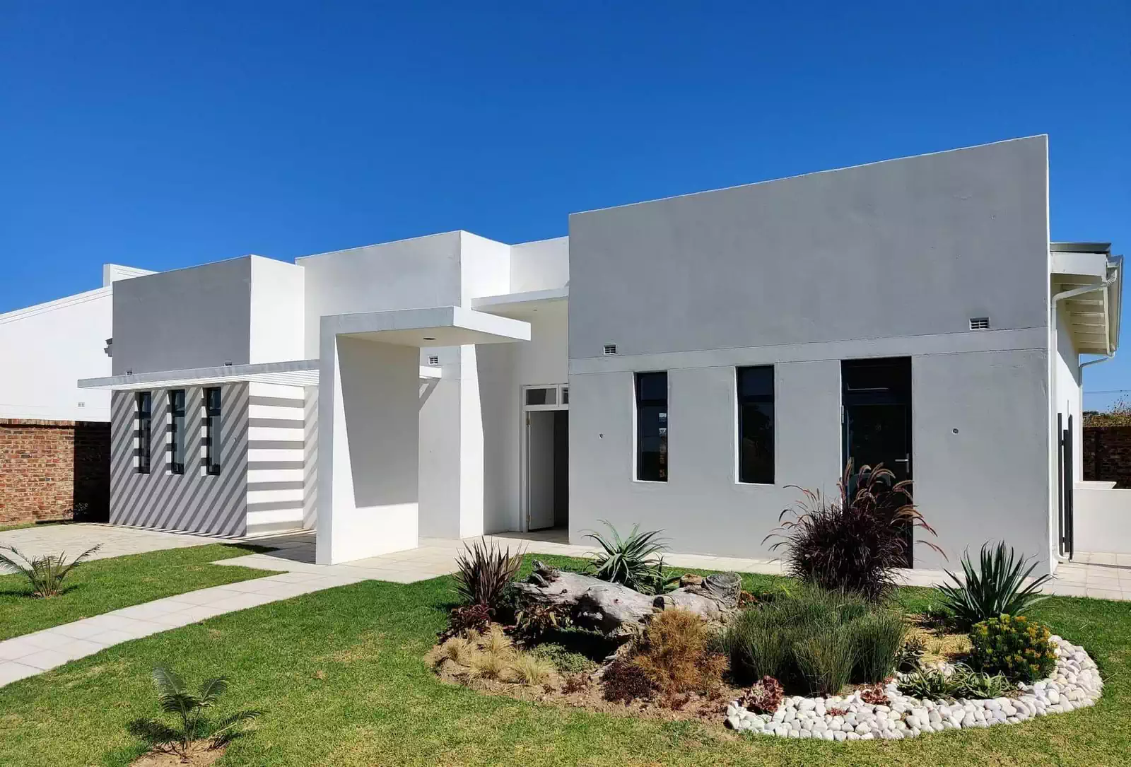 Modern minimalist cluster house in Sunbird housing development in Arlington Harare. Simple elegant house design by Harare architect