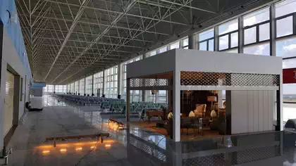 Insertion of retail shop in modern airport hall. Openings on all sides to allow customer flow