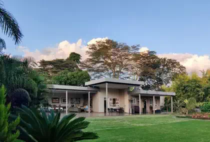 Modern Harare house with horizontal overhanging roof supported by steel columns. Design by architect from Harare