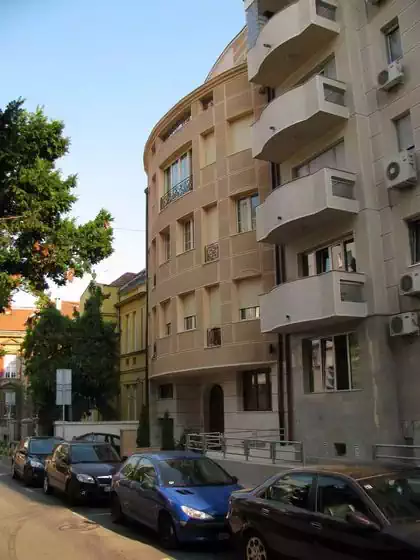 Residential apartment building with vertical segments